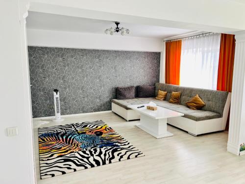 ein Wohnzimmer mit einem Sofa und einem Zebra-Teppich in der Unterkunft Panoramic M&M apartment in Suceava