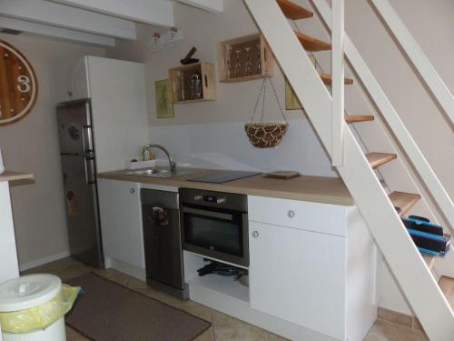 a kitchen with a counter with a sink and a microwave at Maison indépendante climatisée dans quartier calme in Villeneuve-lès-Avignon