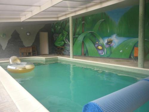 uma grande piscina com uma pintura na parede em Maison indépendante climatisée dans quartier calme em Villeneuve-lès-Avignon