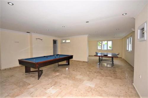 a large room with a pool table in it at Panorama Family Appartement in Mahmutlar