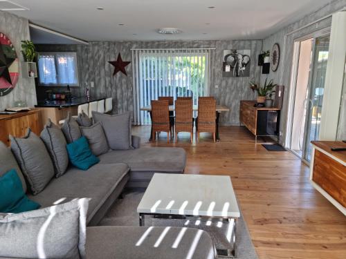 Photo de la galerie de l'établissement Villa climatisée avec piscine à LEGE CAP FERRET, à Lège-Cap-Ferret