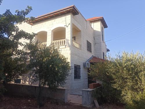 - un bâtiment blanc avec un balcon au-dessus dans l'établissement Paradise Villa, 