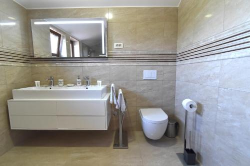 Koupelna v ubytování Villa Muskatel KRK -with heated covered pool