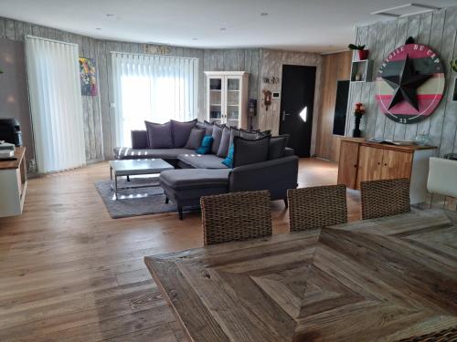 Photo de la galerie de l'établissement Villa climatisée avec piscine à LEGE CAP FERRET, à Lège-Cap-Ferret