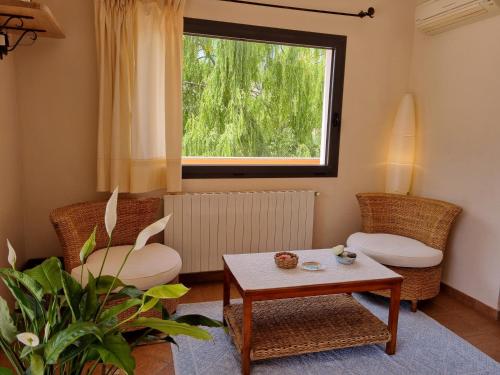 salon ze stołem i krzesłami oraz oknem w obiekcie Hotel Delle Isole w mieście La Maddalena