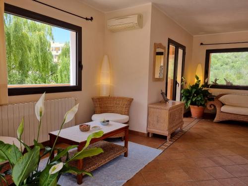 a living room with a table and a couch at Hotel Delle Isole in La Maddalena