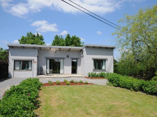 Spacious bungalow for 6 people with hot tub and large landscaped garden