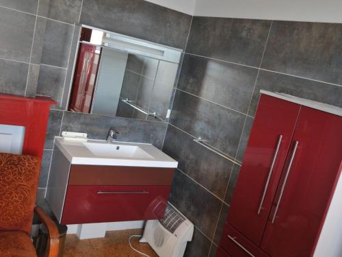 Vonios kambarys apgyvendinimo įstaigoje Cozy Holiday Home in Bastogne with Sauna