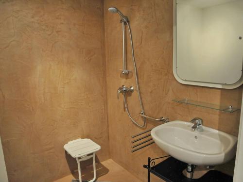 y baño con lavabo y aseo. en Peaceful Holiday Home in Somme-Leuze with Sauna, en Noiseux