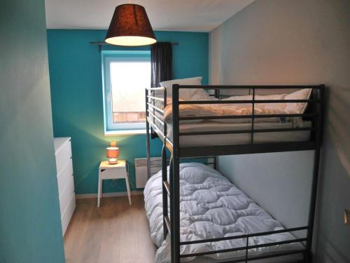 1 dormitorio con 2 literas y lámpara en Peaceful Holiday Home in Somme-Leuze with Sauna, en Noiseux