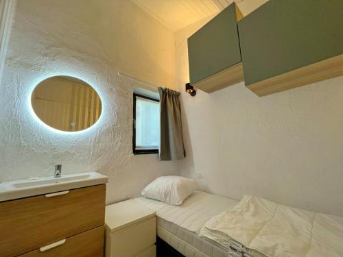 mały pokój z łóżkiem i umywalką w obiekcie Bungalow 6 people near the lake of Vallée de Rabais in Virton w mieście Virton