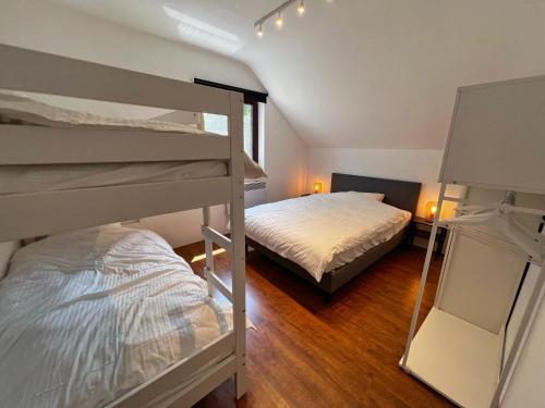 バルヴォーにあるrecently modernized villa located on the edge of the Gulf of Durbuyの二段ベッド2組が備わるドミトリールームのベッド1台分です。