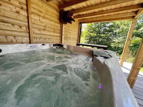 een jacuzzi in een blokhut bij recently modernized villa located on the edge of the Gulf of Durbuy in Barvaux
