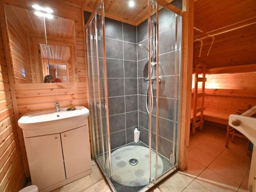 uma casa de banho com um chuveiro, um WC e um lavatório. em Pleasant detached chalet with sauna near Durbuy em Biron