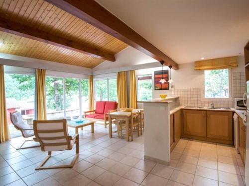 une cuisine et un salon avec une table et des chaises dans l'établissement Scenic Retreat w Terrace, à Quillan