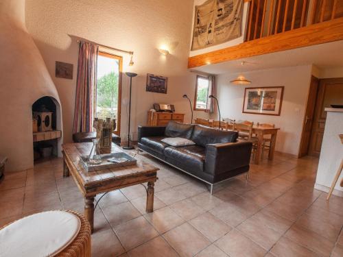 un salon avec un canapé et une table dans l'établissement Mountain Retreat w Terrace, à Quillan