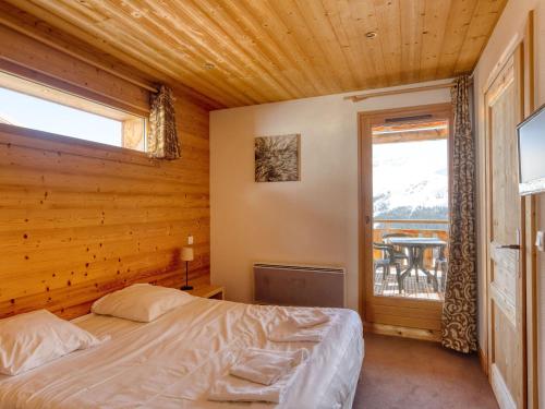 - une chambre avec un lit et une fenêtre avec une table dans l'établissement Apartment in Flaine with Pool and Sauna, à Arâches-la-Frasse