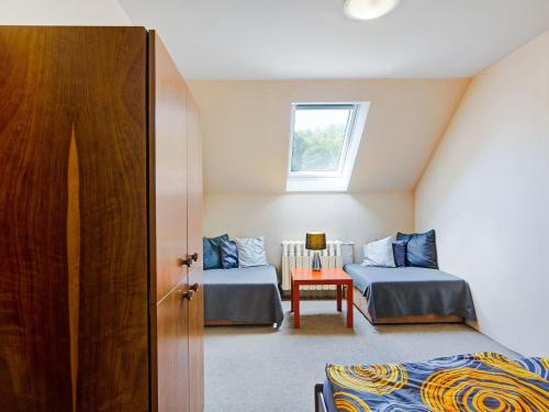 une chambre avec deux lits et une fenêtre dans l'établissement Area Stay in Giant Mountains, à Černý Důl