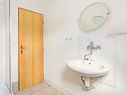 une salle de bain avec un lavabo et un miroir au mur dans l'établissement Area Stay in Giant Mountains, à Černý Důl