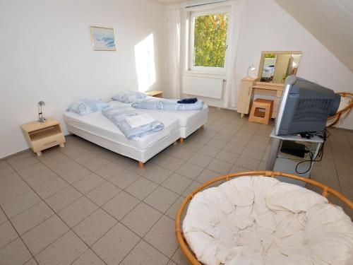 een slaapkamer met een bed en een tv. bij Spacious Villa in Nemojov Bohemian with Swimming Pool in Nemojov
