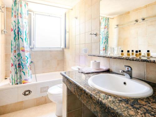 Bilik mandi di Apartment in Paleokastrites with Pool