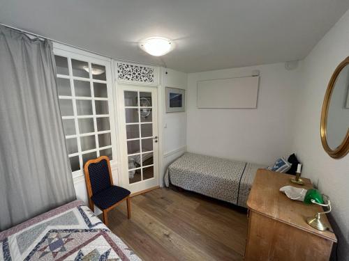 - une chambre avec un lit, un bureau et une fenêtre dans l'établissement Apartma Kresnička, à Kobarid