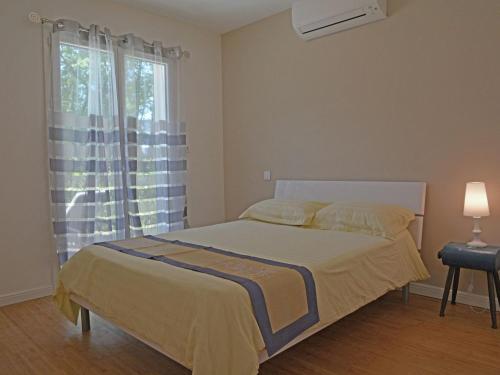 ein Schlafzimmer mit einem Bett und einem Fenster in der Unterkunft Villa in Montauroux with Pool & Near Forest in Montauroux