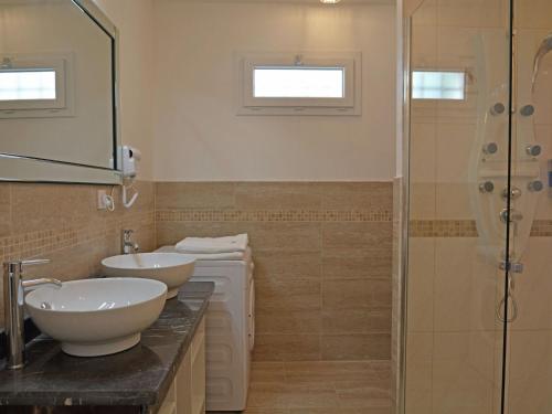 ein Badezimmer mit zwei Waschbecken und einer Dusche in der Unterkunft Villa in Montauroux with Pool & Near Forest in Montauroux