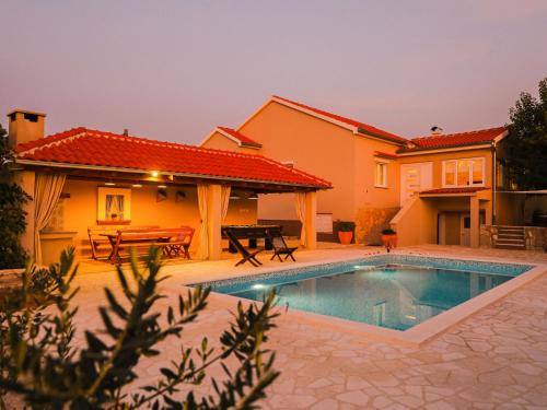 Kolam renang di atau dekat dengan Villa in Pridraga with Private Pool