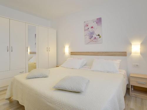 Ένα ή περισσότερα κρεβάτια σε δωμάτιο στο Villa in Marcana with Pool and Adriatic Views