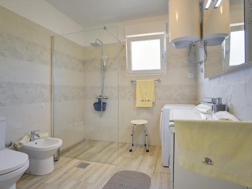 Ένα μπάνιο στο Villa in Marcana with Pool and Adriatic Views