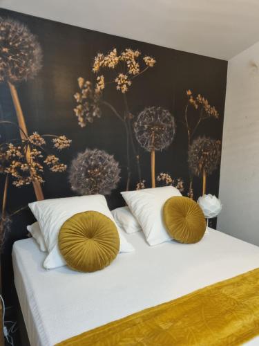 une chambre avec un lit avec deux oreillers dessus dans l'établissement Ma Charmante Maison En Provence, à Lançon-Provence