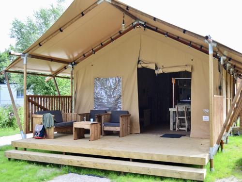 Luxury tent with kitchen and shower, in a holiday park by the sea and beach