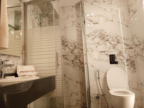 イルビドにあるSedrah Hotelのバスルーム(シャワー、トイレ、シンク付)