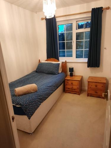 een kleine slaapkamer met een bed en een raam bij Redmire - 2 bed 1st floor flat overlooking green in Darlington