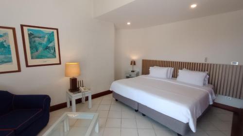 een hotelkamer met een bed en een stoel bij Castellón de Juanambú in Cali