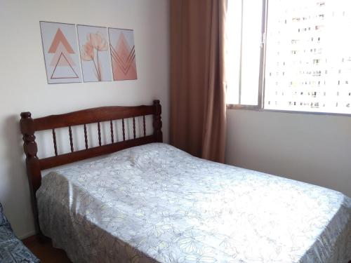 a bedroom with a bed and a window at Lindo Studio na Praia do Gonzaguinha II in São Vicente