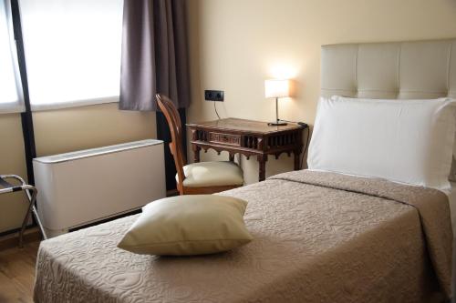 - une chambre avec un lit, un bureau et une chaise dans l'établissement Hotel Valentino Du Parc, à Turin