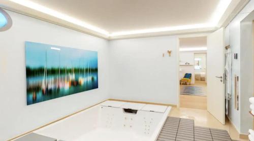 ein Wohnzimmer mit einem großen Gemälde an der Wand in der Unterkunft LUXURY VILLA 5BR in Cannes