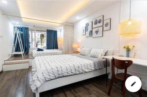 Habitación blanca con cama y escritorio en Worth Living Apt/Old quarter/ 5 paxs/ Bth/ 3mins to Hoankiem Lake, en Hanói