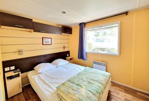 Säng eller sängar i ett rum på Spacieux Bungalow tout confort Oasis Village 5 étoiles