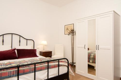 1 dormitorio con cama y armario en CASA MARIA PIA en Sant'Agnello
