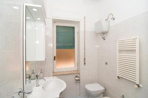 un bagno bianco con lavandino e WC di CASA MARIA PIA a Sant'Agnello