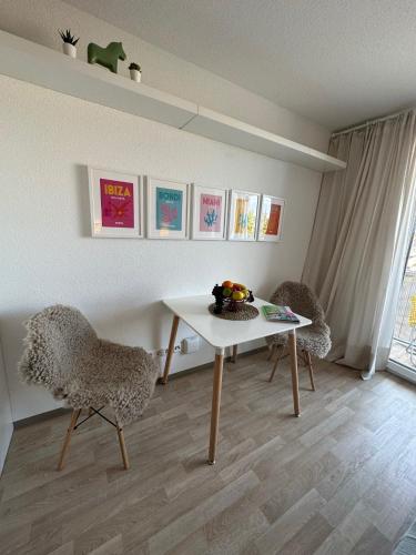 a living room with a table and two chairs at Komfortables, barrierefreies Appartement mit sonnigem Balkon in der Nähe von Flughafen und Messe 30 in Leinfelden-Echterdingen