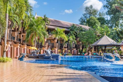einen Pool in einem Resort mit einem Brunnen in der Unterkunft Princess Kamala Beachfront Hotel - SHA Extra Plus in Kamala Beach