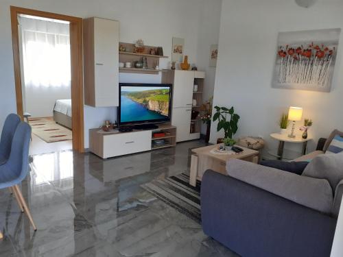 Μια τηλεόραση ή/και κέντρο ψυχαγωγίας στο Apartments Lora
