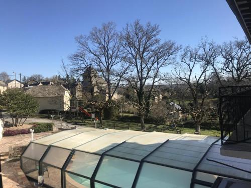 A view of the pool at Aux berges de Pareloup or nearby