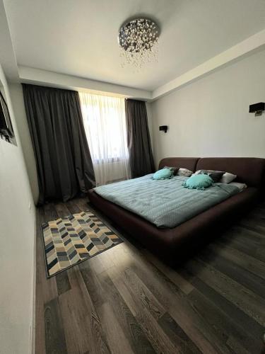 una camera da letto con un letto grande in una stanza di EVIS LTD apartments 2 a Rēzekne