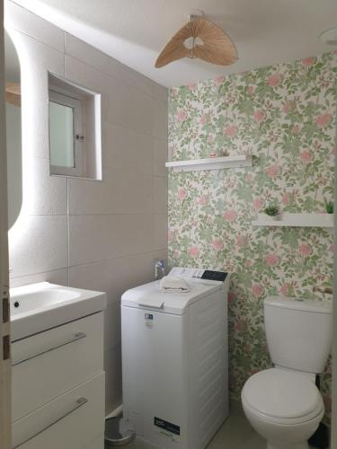 A bathroom at La Robine