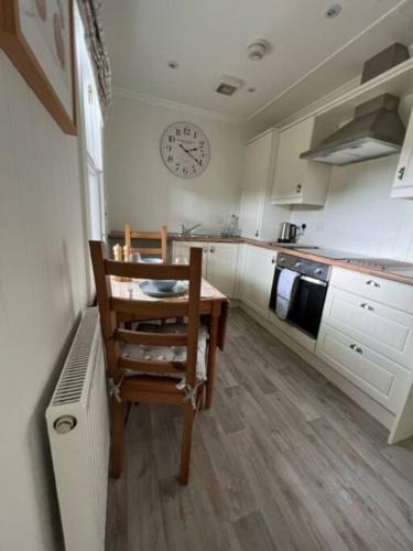 Η κουζίνα ή μικρή κουζίνα στο Wee Dipper Cottage Maybole